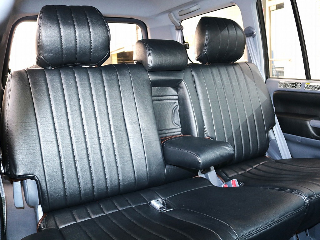 2列目シートは広々３人掛けシート！