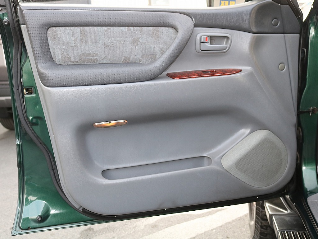 トヨタ ランドクルーザー100(34枚目)