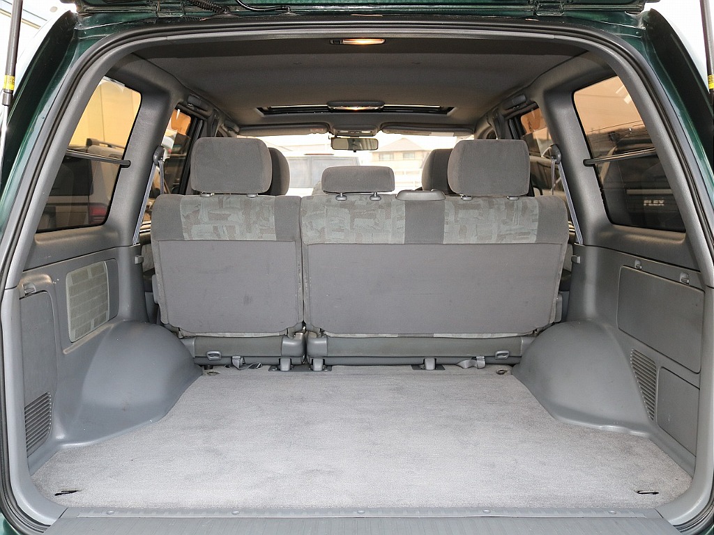 ５人乗りのキャリースペースは広々で荷物も積めますね！