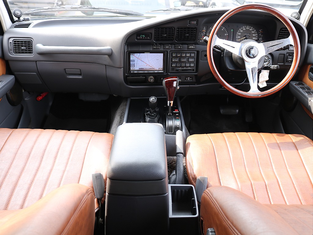 ＮＡＲＤＩハンドル＆クラシックブラウンシートカバーのマッチングが良いですね！