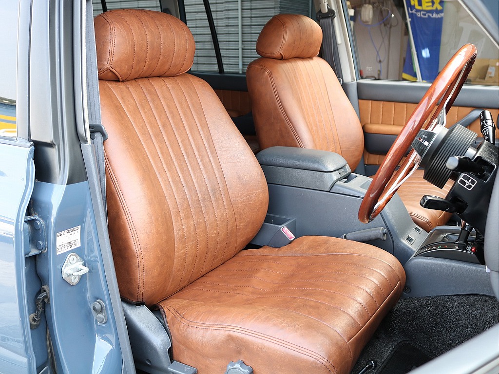 クラシックブラウンシートカバーが映えますね☆彡