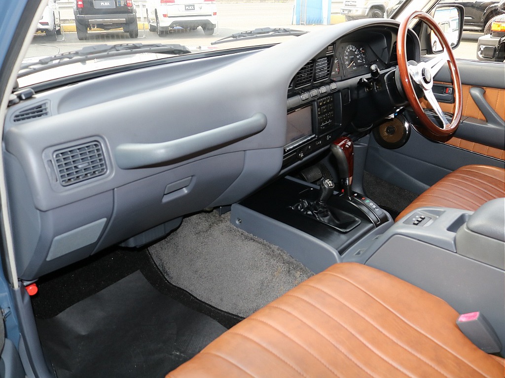 助手席前には取っ手が付いているので横揺れも安心ですね！