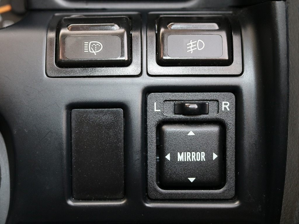ミラーの調整も電動で可能です！