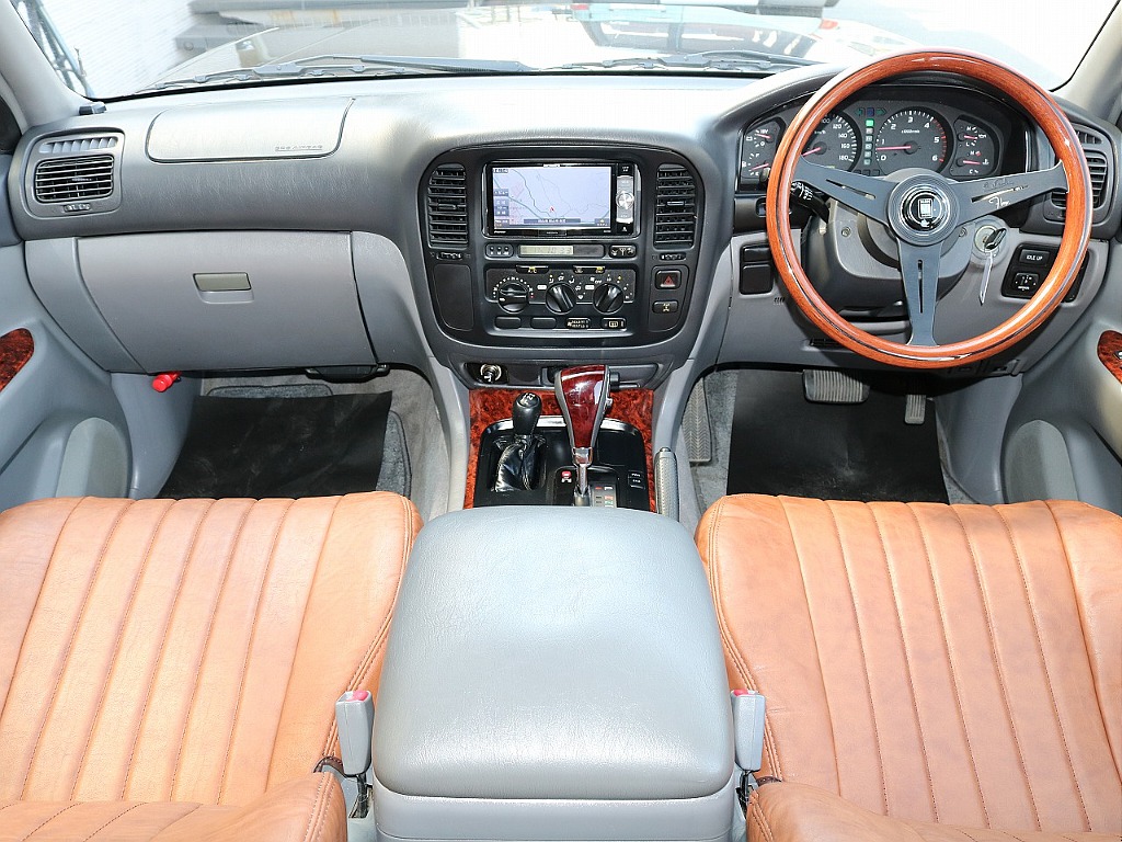 ランクル100のコックピットは高級感と機能性を兼ね備えています！