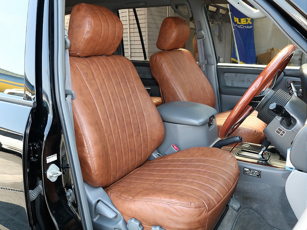 運転席のクラシックシートカバーがきれいですね！
