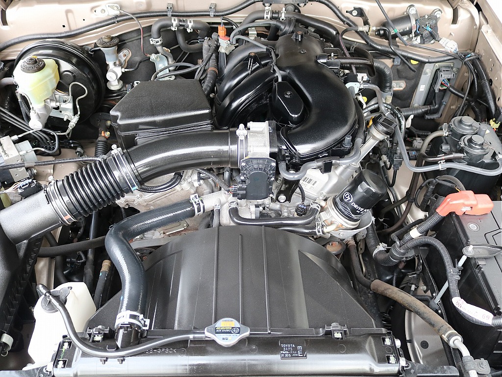 キレイなエンジンルーム！走行距離は９万㎞台になります ！