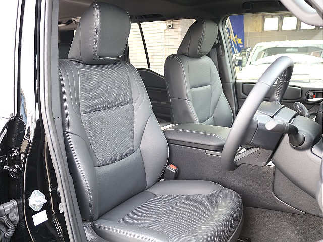 ブラックレザーの映えるシートも魅力的ですね！