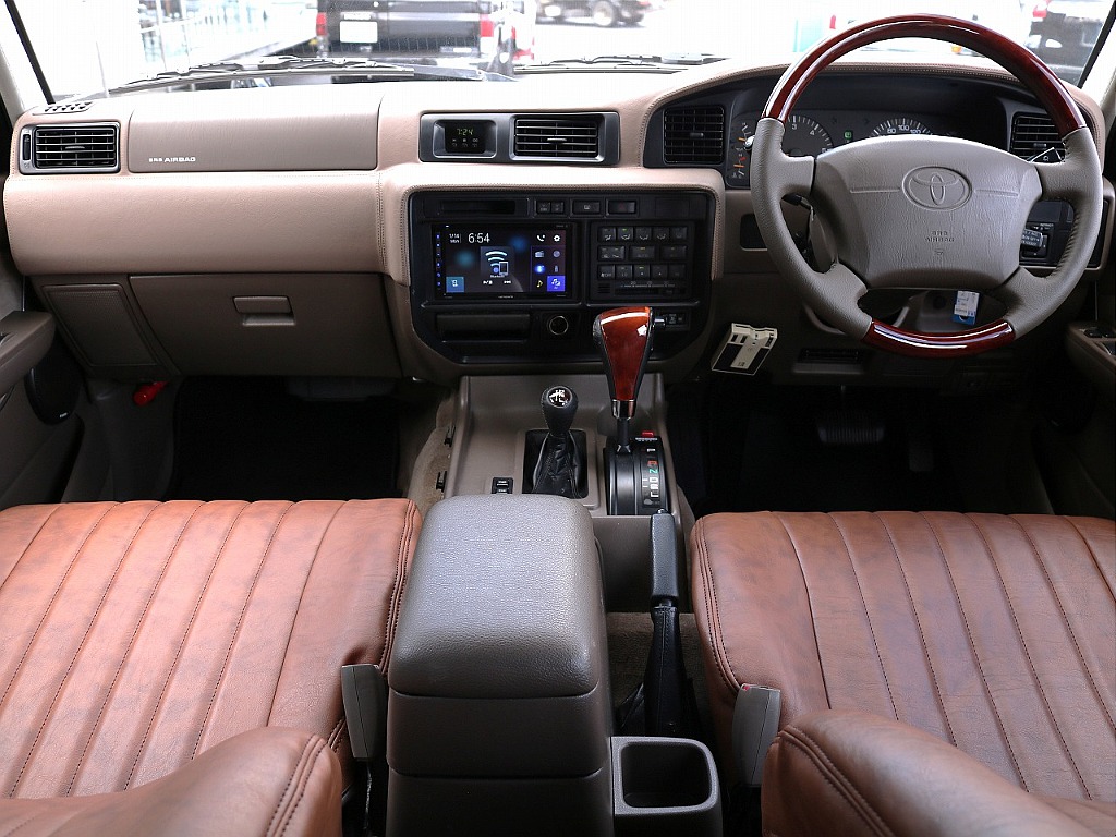 ランクルらしいコックピットは運転を楽しくさせてくれます☆彡