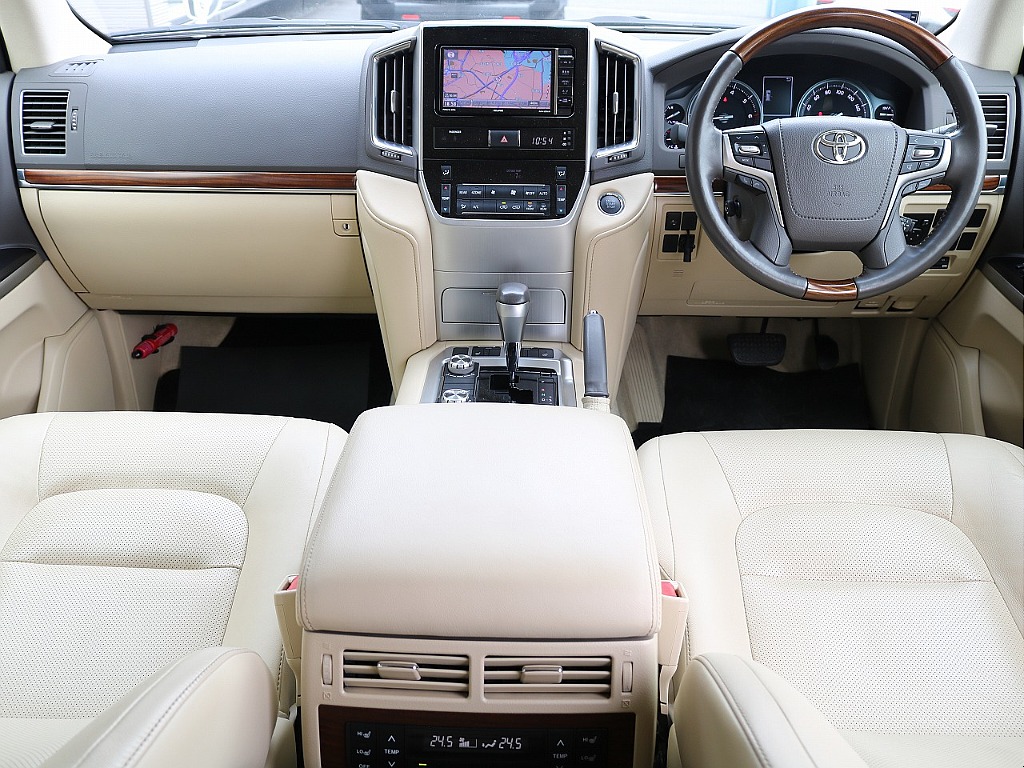 ベージュ革シートの映えるコックピットですね！