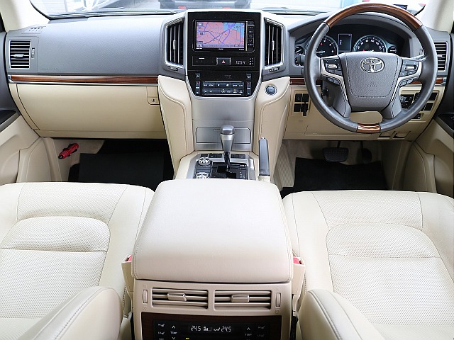 ベージュ革シートの映えるコックピットですね！