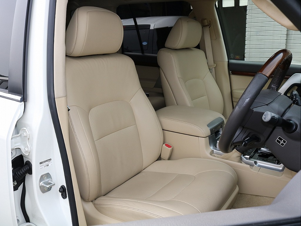 ベージュ革シートもかっこいいですね！