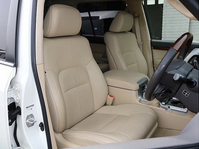 ベージュ革シートもかっこいいですね！