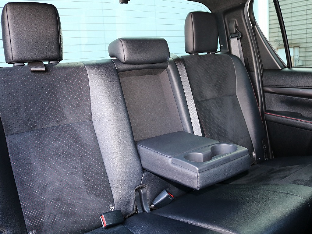 ２列目シートはセンターコンソール完備☆彡