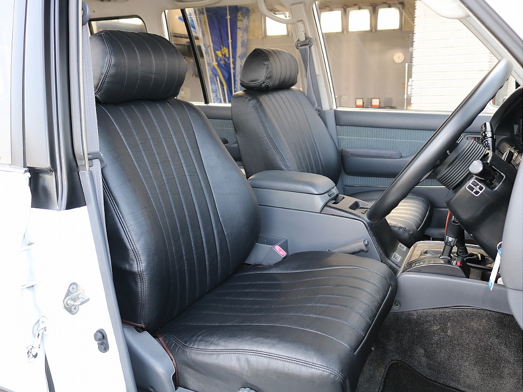 クラシックシートカバーの映える運転席は運転を楽しくさせますね！
