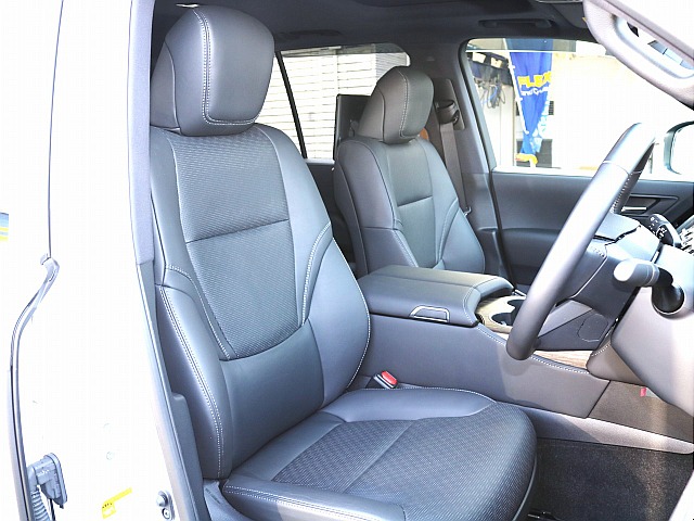 ブラックレザーシートは締まって見えますね！