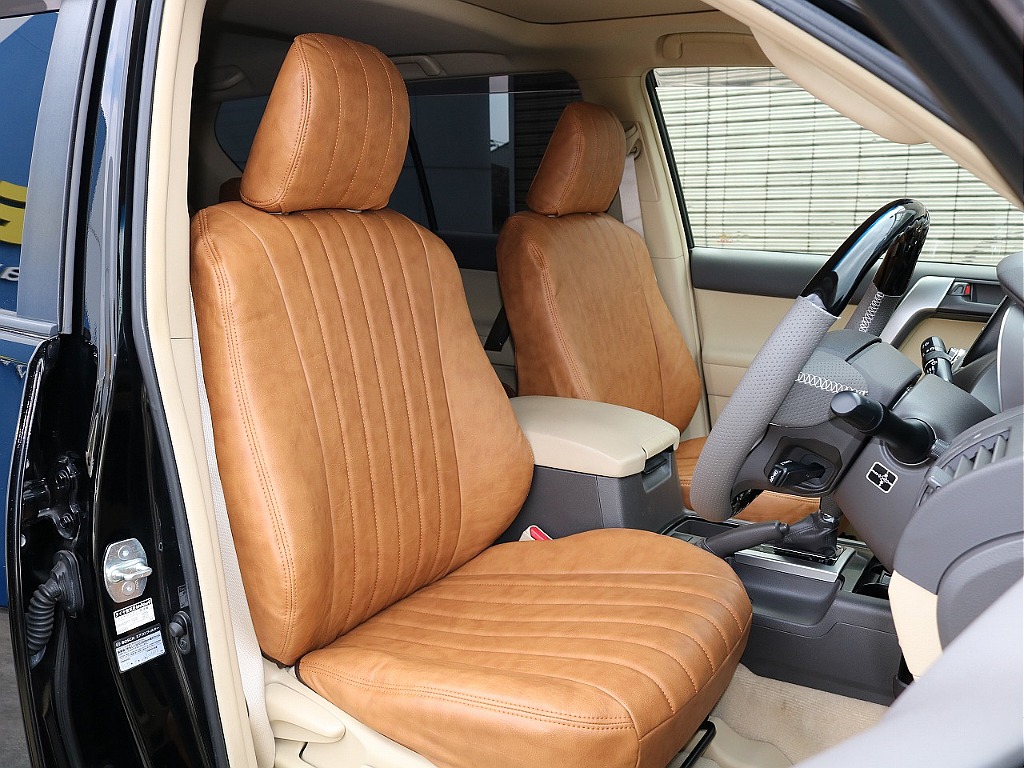 キャメルシートカバーの映える運転席周りです！