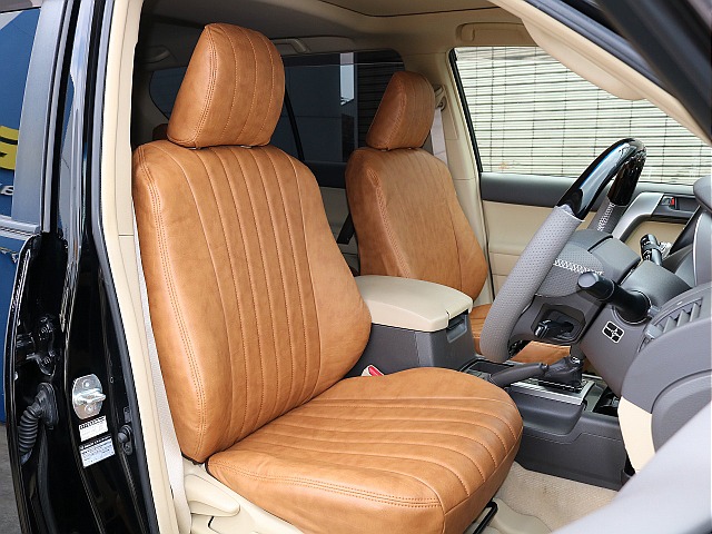 キャメルシートカバーの映える運転席周りです！