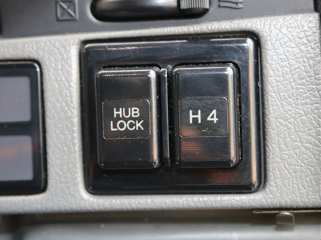 HUBLOCK　H4このスイッチを押せば4WDになります