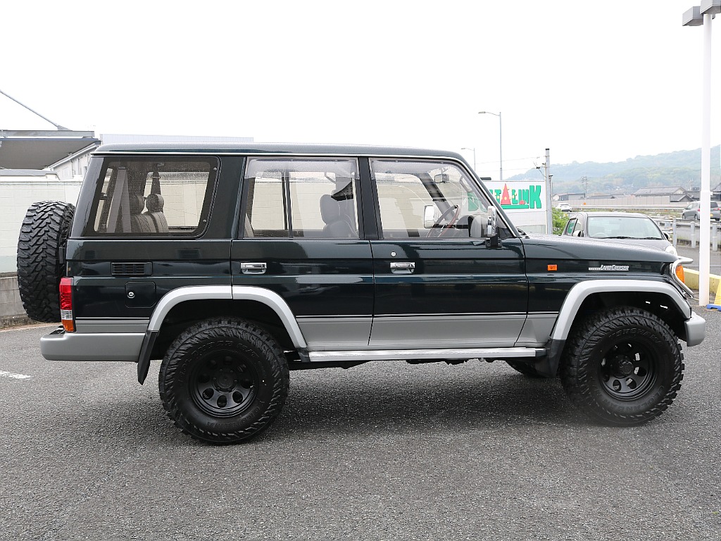 外装は純正色で塗りなおされていますので 30年前の車には見えません