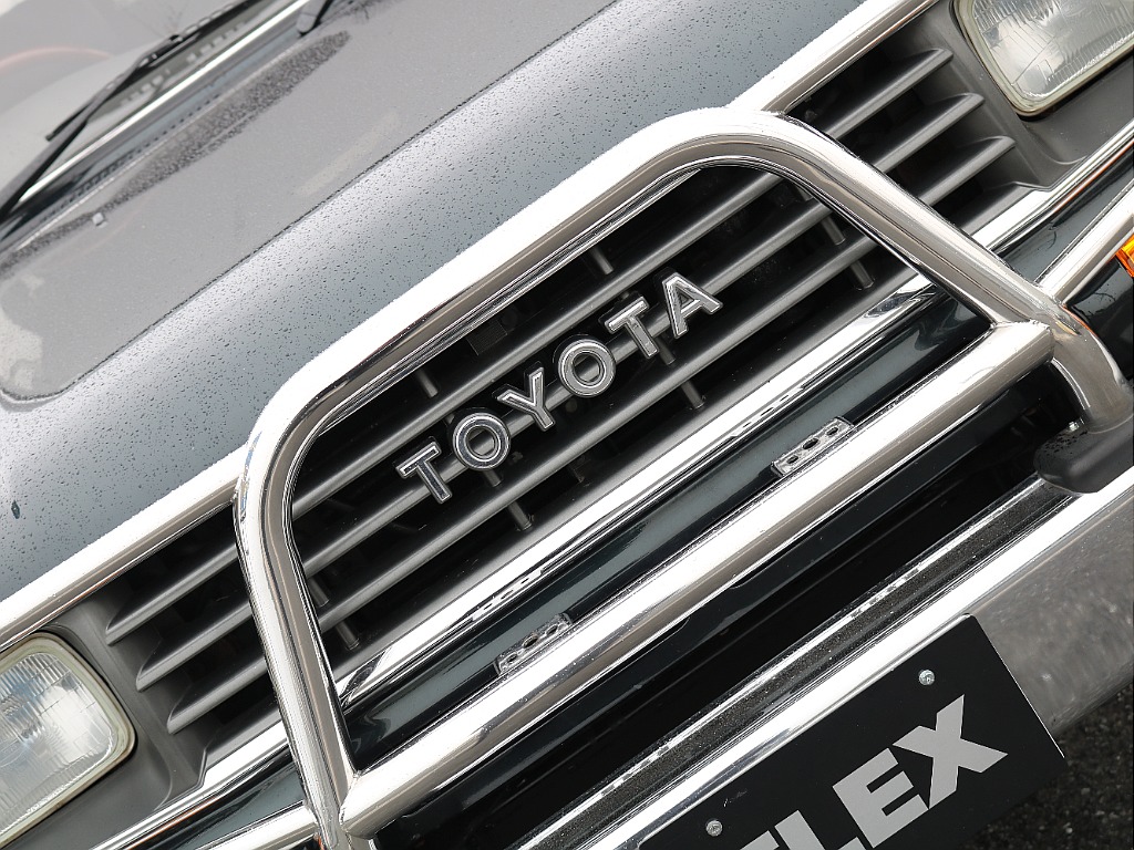 TOYOTAロゴがレトロな車体にマッチ