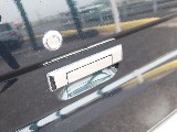 ドアの施錠は鍵ですが オプションでキーレス追加可能でございます