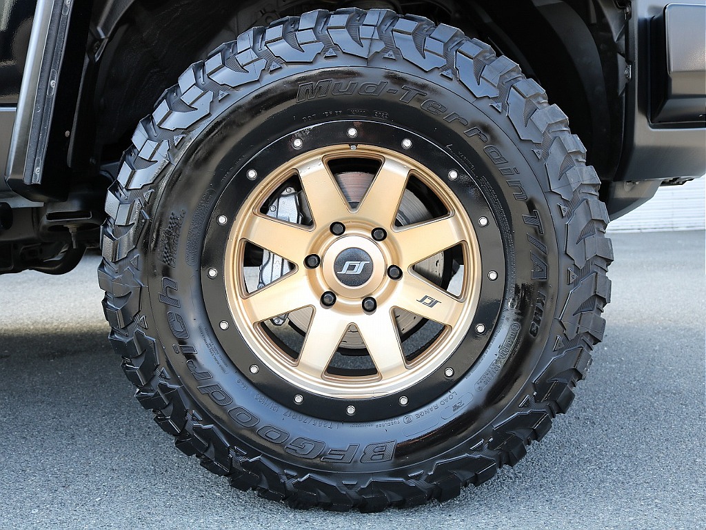ステルスカスタムシリーズ　SR8　17インチアルミにBFグッドリッチ　マッドテレイン285/70-17タイヤ装着済み☆彡