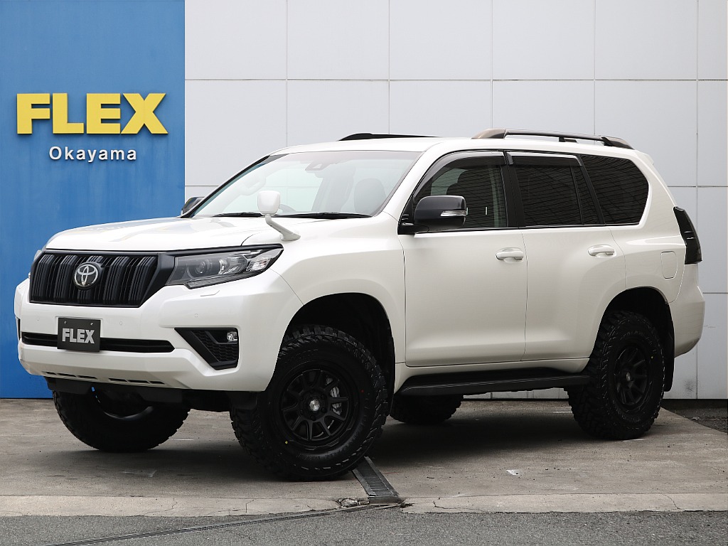 白の車体にマットブラック仕様がかっこいい！！