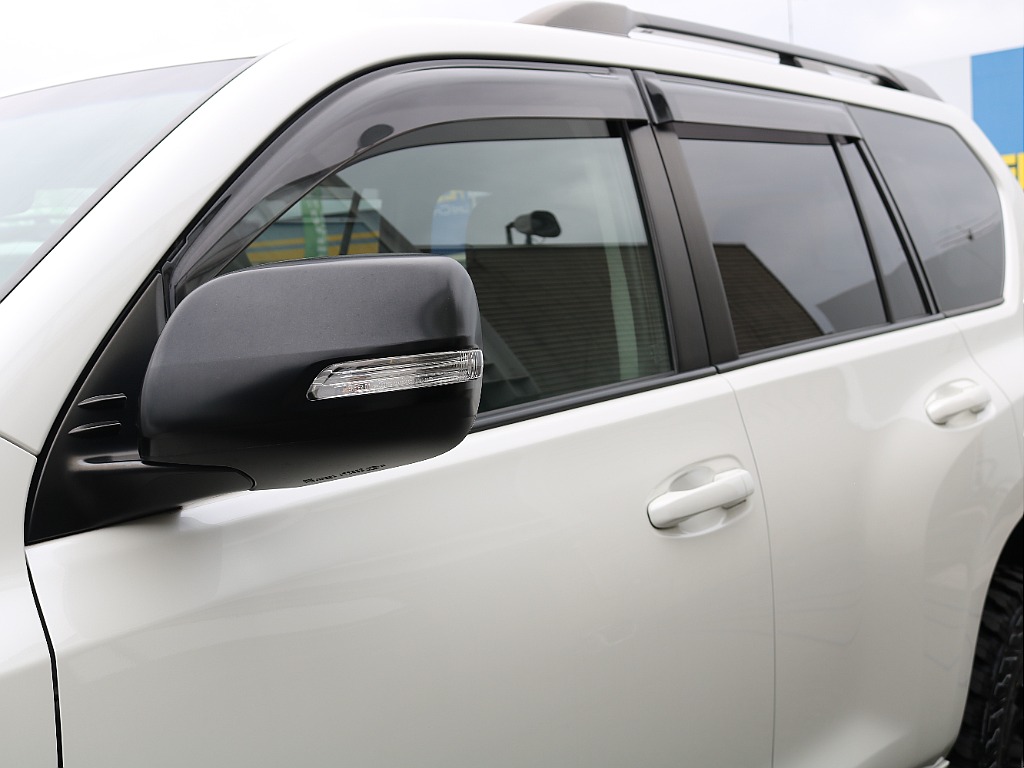 マッドブラックエディションはサイドミラーブラック