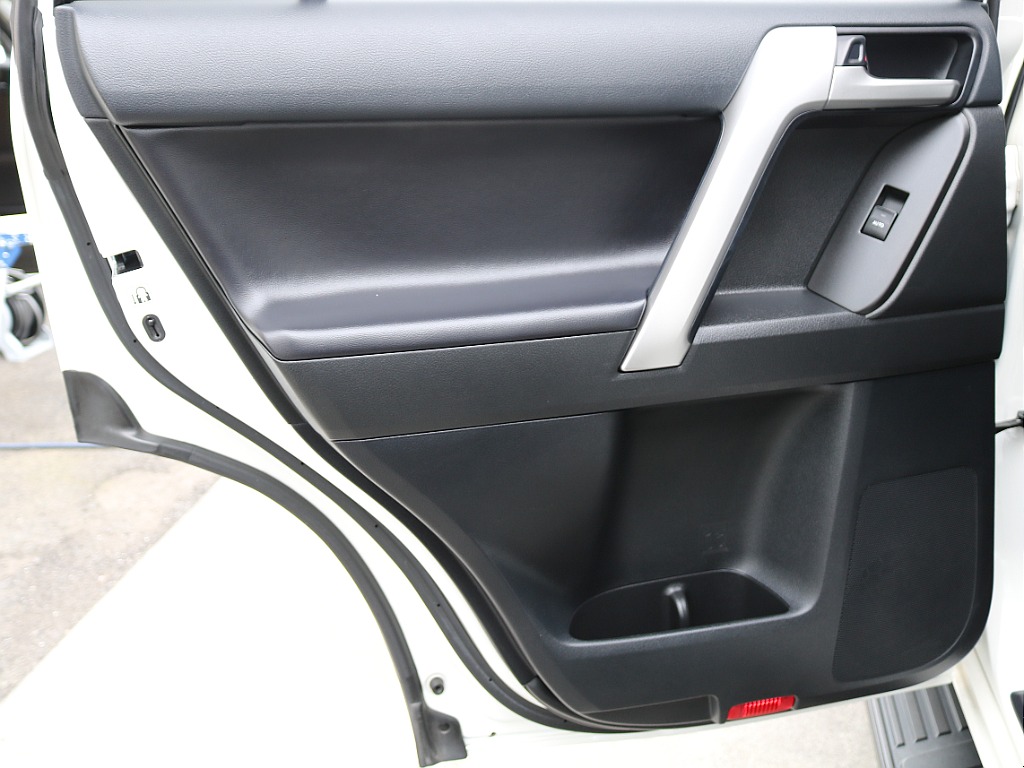 左後方ドア内張り