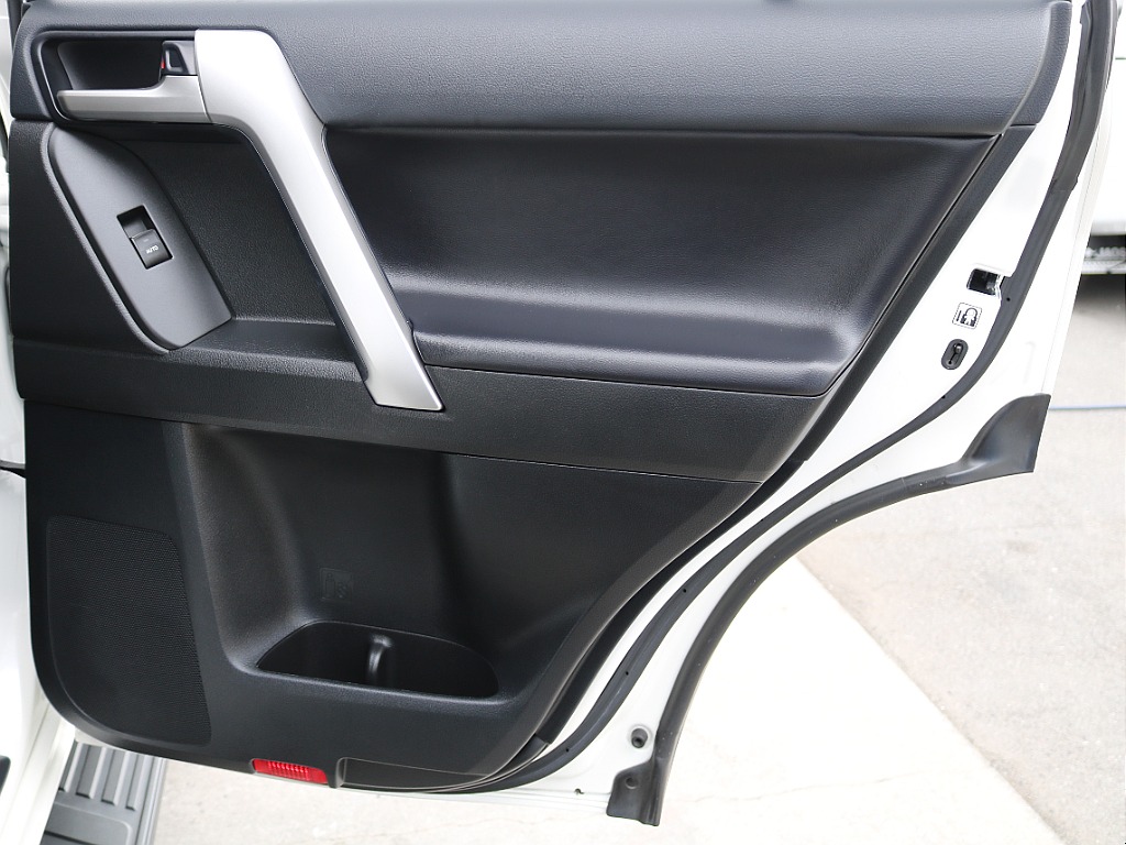 右後方ドア内張り