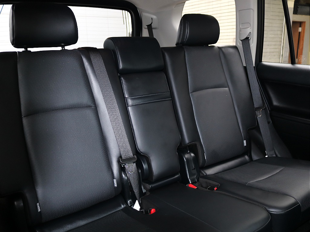 ２列目シートは広々３人掛けになります。