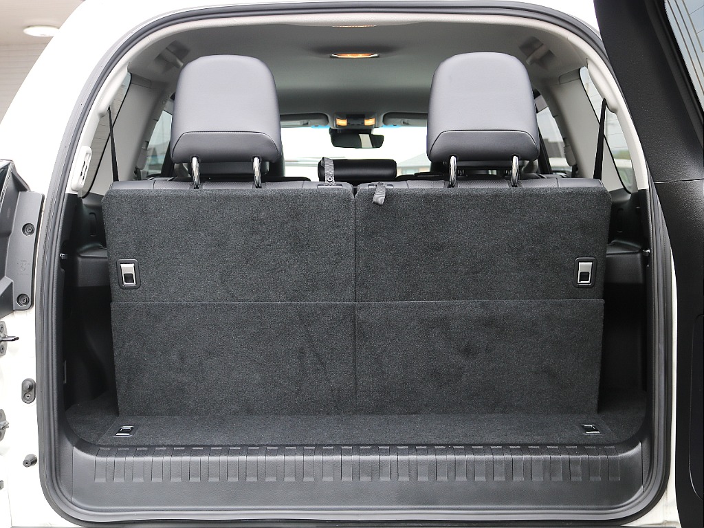 ３列目のシートは電動で格納可能です。