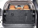 7人乗りとなります！荷物を積みたい際は3列目シートを畳んでいただくとスペースの確保できます☆