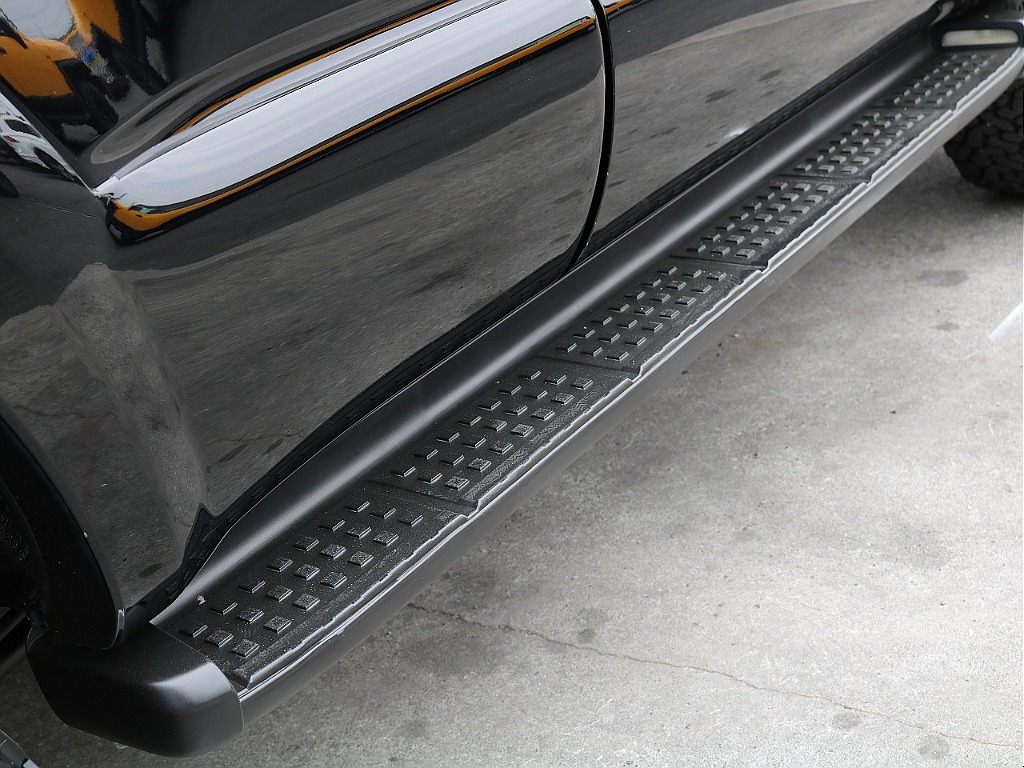 サイドステップ付きで乗り降り楽ちんですね！