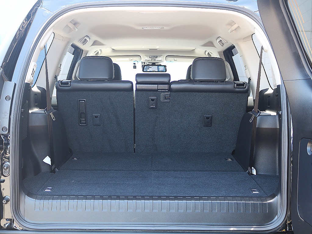 3列目シートを格納することによって荷室スペースも確保できます☆