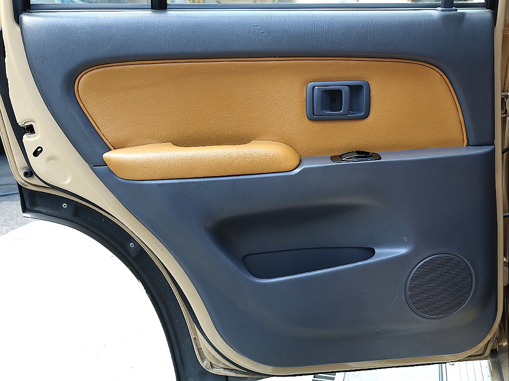 ドア内張り新品で作成しております☆