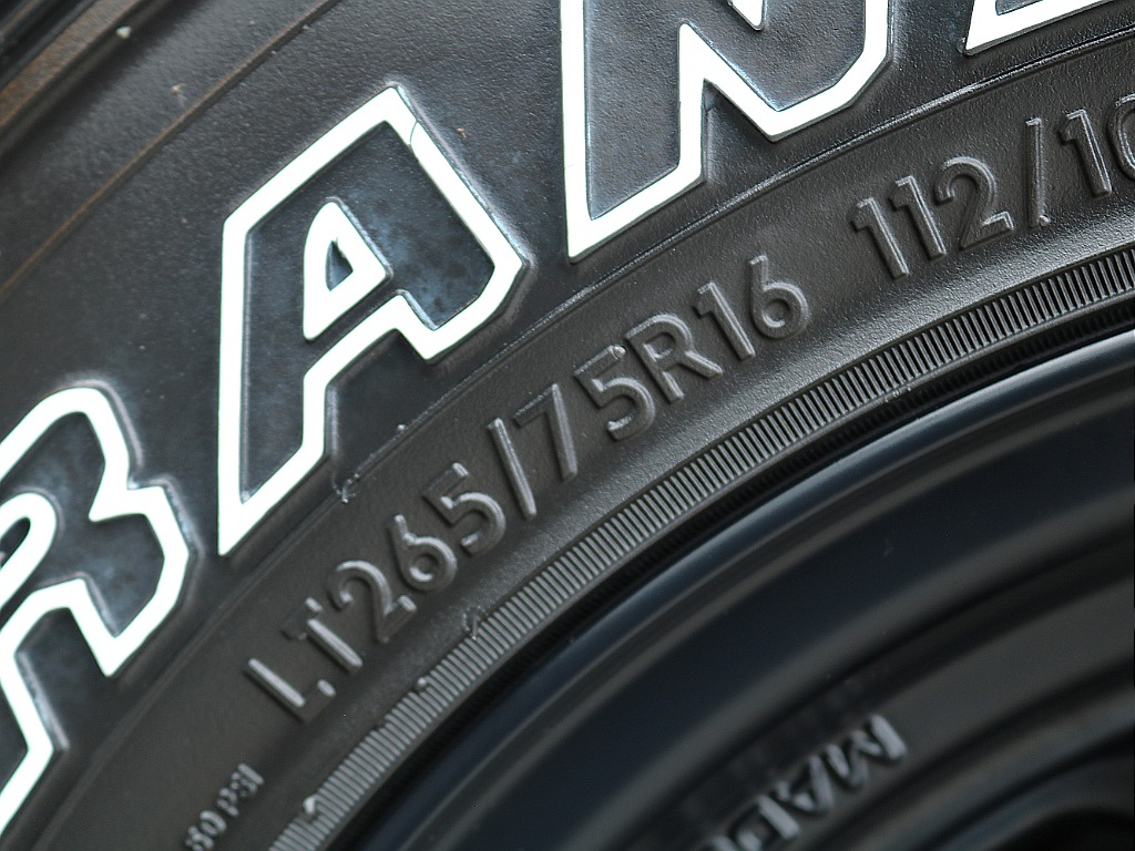 タイヤサイズは265/75R16となります