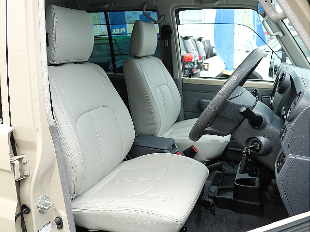 全席シートカバー装着！車内を明るく醸し出してくれます！