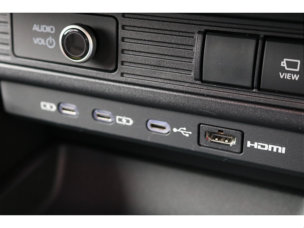 ＨＤＭＩ入力ポートありますのでスマホ画面をミラーリングできます