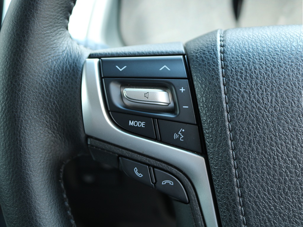 ステアリングリモコンございますので運転時も各操作簡単☆