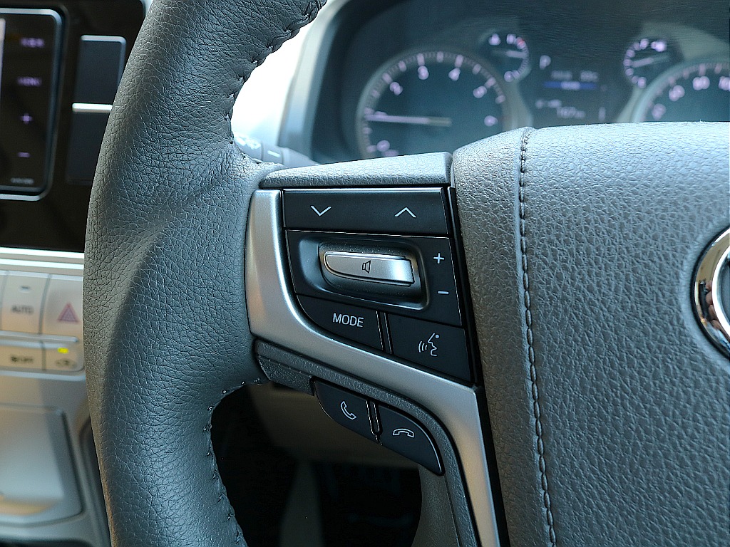 ステアリングリモコンございますので運転時も各操作簡単☆