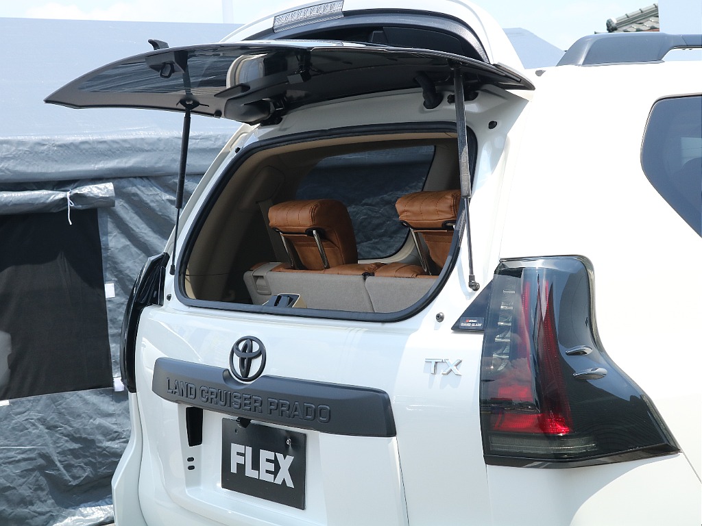 小窓のみの開閉も可能ですので狭いスペースでも荷物の取り出しが可能☆