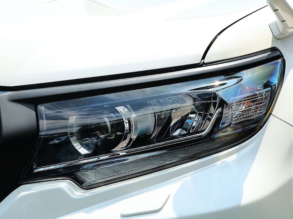 LEDヘッドライト☆キリっとしたデザインがカッコいい！