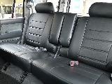 後席もブラックレザー調シートカバー装着されてます