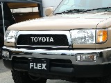 横文字TOYOTAにメッキバンパーがアメリカンなデザインでカ...