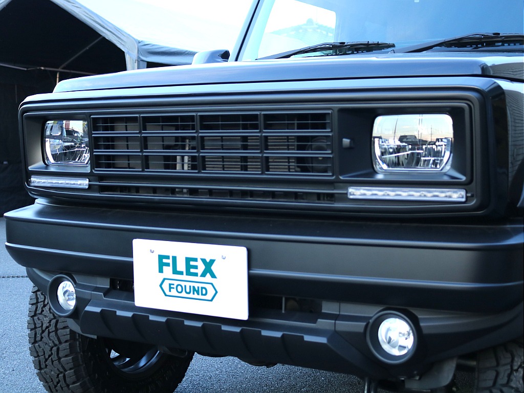 FLEXFOUNDの特徴としてブラックグリル・ブラックバンパーとなっております。