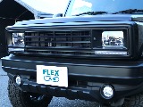 FLEXFOUNDの特徴としてブラックグリル・ブラックバンパ...