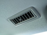 後席にもエアコンを装備しており、車内も快適です。