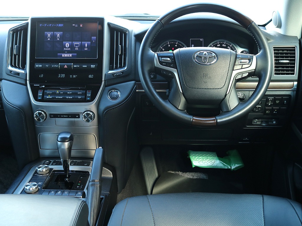 運転席からのビューもカッコいいです。