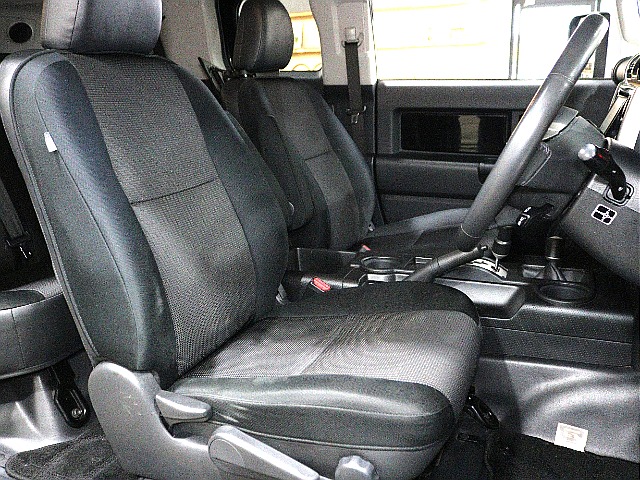 運転席シートは使用感が特に出る部分。こちらも使用感の少ない良コンディション。